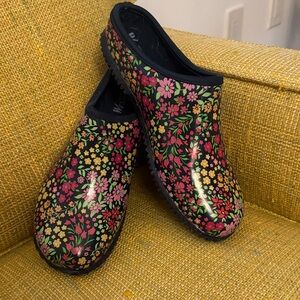 Size 9 Floral Western Chief Garden Women's Clogs